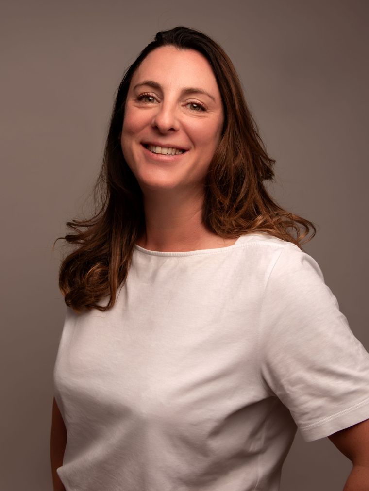 Portrait de Cécile, thérapeute spécialisée en analyse transgénérationnelle